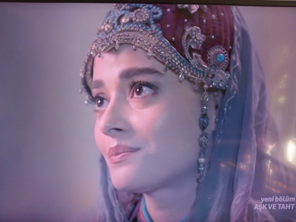 YelloAlo's tweet photo. #AŞKveTAHT:While 🔍ing for some1else’s 👀,the Sultan says to #MelikeHatun…
“Kırgınlığımı dindiren de,kızgınlığımı dindiren de senin sevgine olan inancımdır.”
-#AlâeddinKeykubad
Yet,he hasnt shown her nearly the same lvl of closeness/intimacy he so displays w/a stranger. https://t.co/dRpO7A8QzB