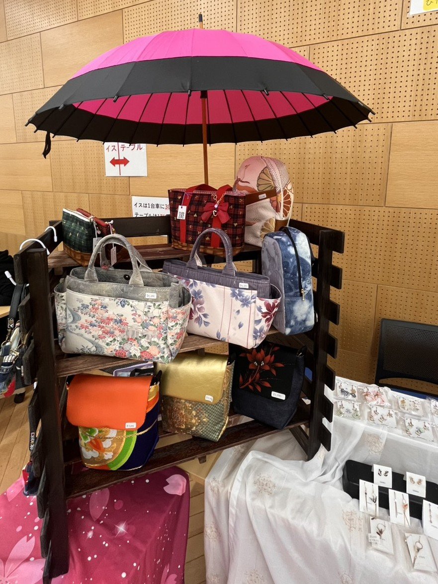 KamekoTurtle's tweet photo. イベント趣旨を深く理解し、実績ゼロベースな初回【ASSORT】から毎回お世話になっております🙏
(という挨拶が今回は直接出来ぬまま当日になりそうですご無礼を🙇)

写真は前回の華堂さんのお店の一画。
素敵アイテムと華道さんのお人柄で、会場がいっこ明るくなるのですよ。
よろしくお願い致します😌 https://t.co/wQHUPEZGbs
