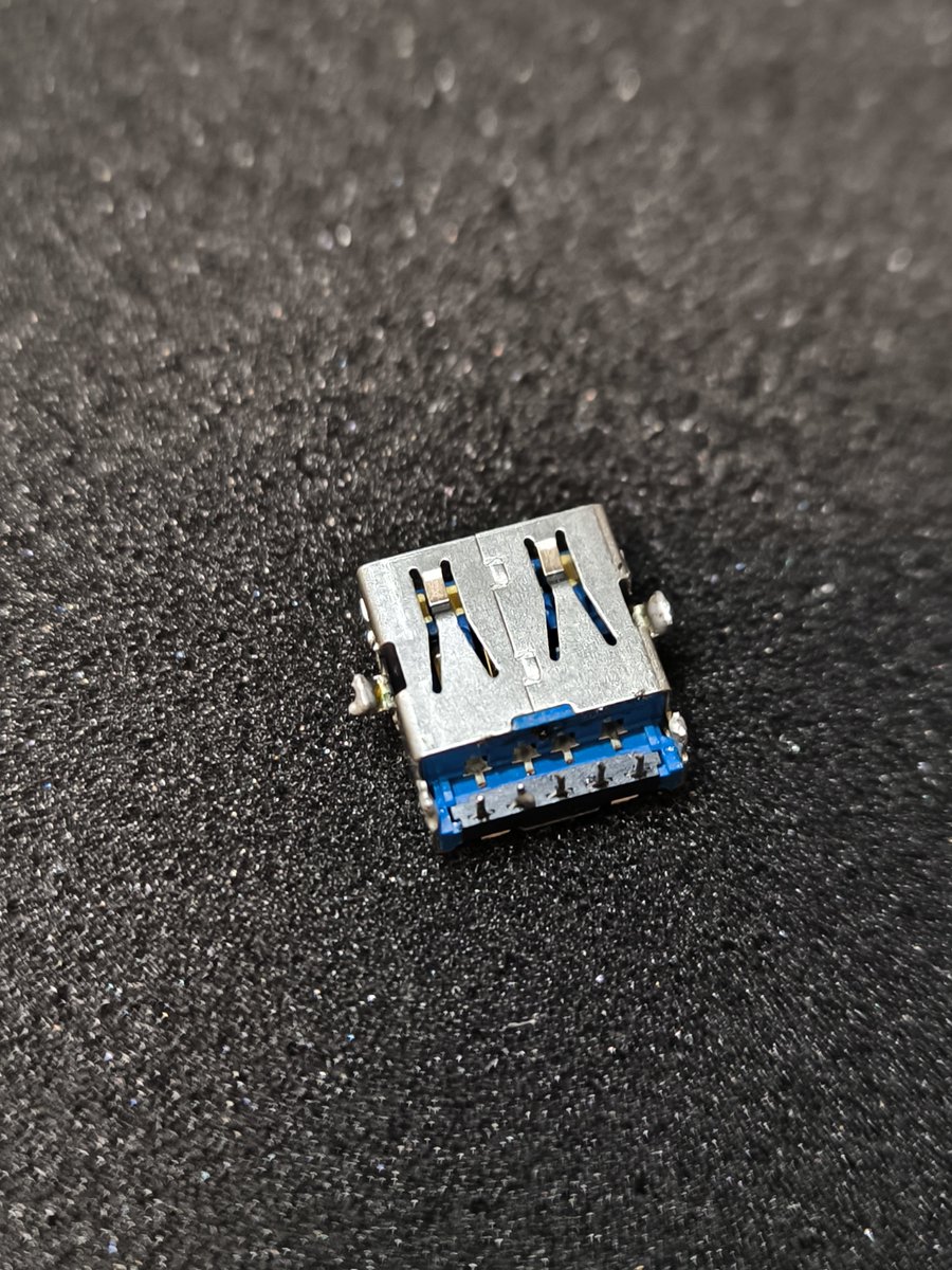 JK1ACY's tweet photo. イオシスで買ったアローズタブQ7311/FBのUSB3.０コネクタ不良は、ピン折れが原因でした。実際にコネクタ付けたら動作しました。しかし、ピンの高さが合ってなくて蓋が閉まらなかったので、合いそうなのをAliexpressで再注文。どうかなあ？ https://t.co/ruWiM61Zwr