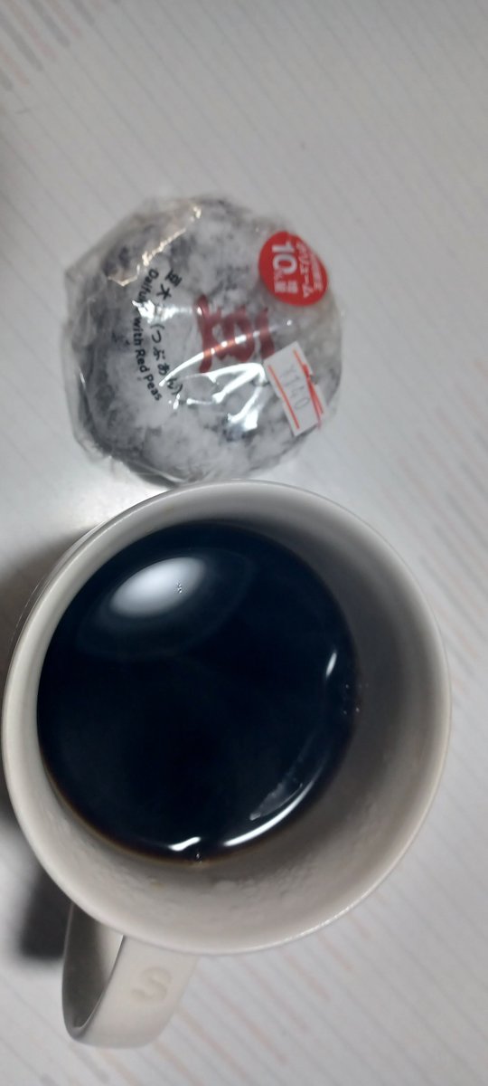 rxzero0228's tweet photo. 昨日病院の売店で半額になってたから
買ってきて、昨日はヨモギ、今日は豆
もちろんコーヒーのツマミ https://t.co/3QkGMt9tbk