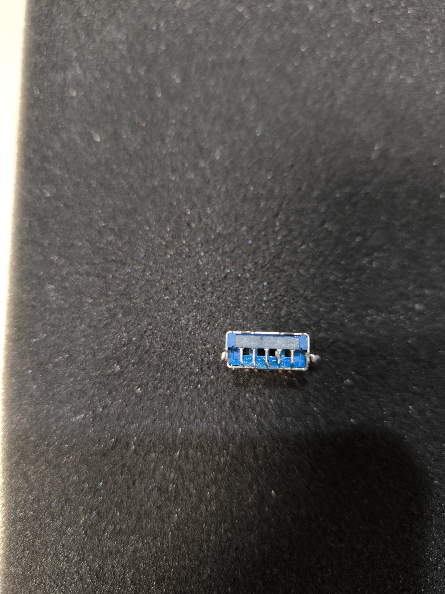 JK1ACY's tweet photo. イオシスで買ったアローズタブQ7311/FBのUSB3.０コネクタ不良は、ピン折れが原因でした。実際にコネクタ付けたら動作しました。しかし、ピンの高さが合ってなくて蓋が閉まらなかったので、合いそうなのをAliexpressで再注文。どうかなあ？ https://t.co/ruWiM61Zwr
