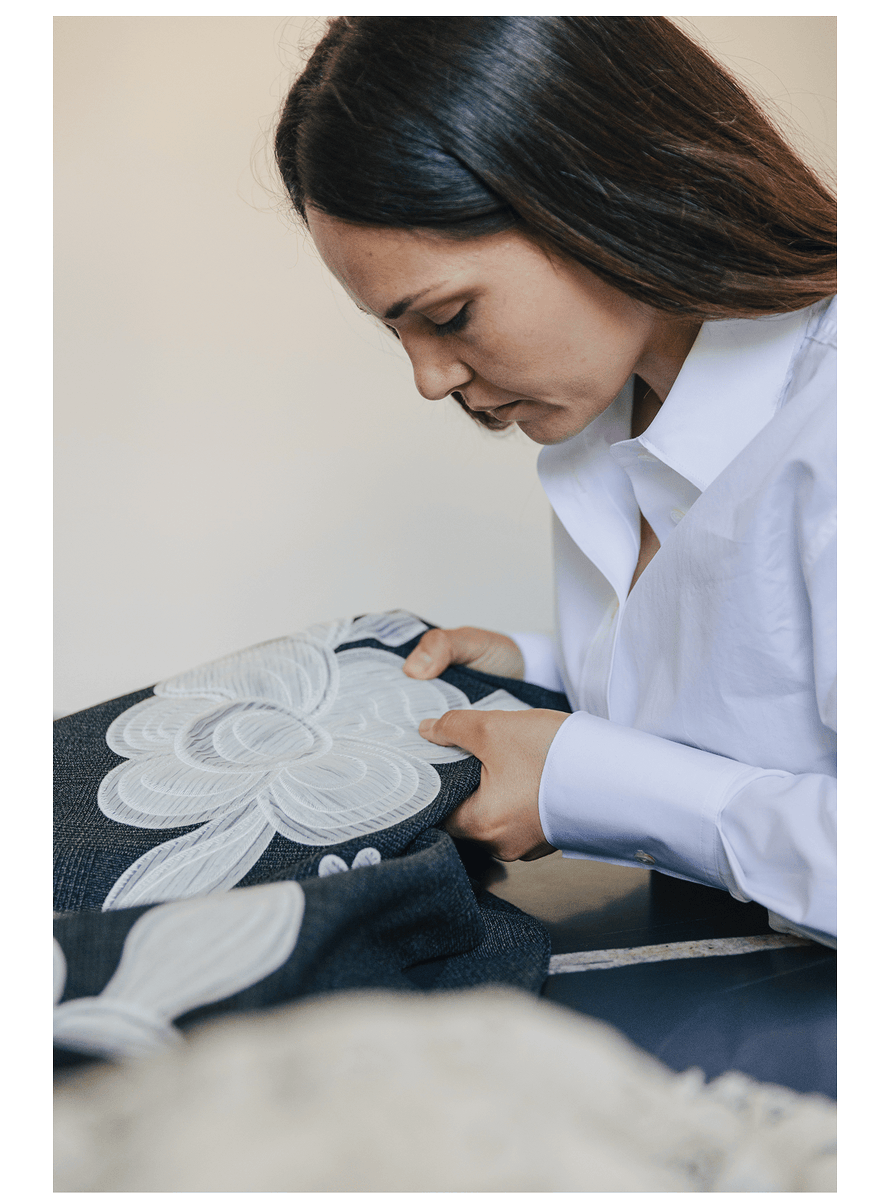 ClassicCro6042's tweet photo. Luan Leizi, a skilled seamstress, uses precise needlework techniques to create exquisite designs! https://t.co/caVHh8DurA