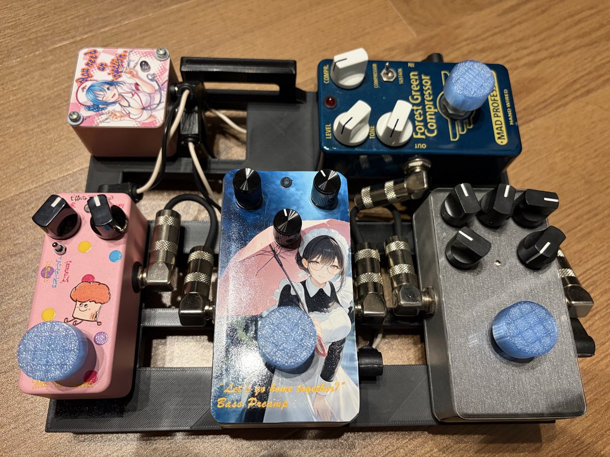 Bassistrace's tweet photo. また3Dプリントでスイッチハット、裏面のクッション脚を造形👌
これでとりあえず完成ですね
#エフェクターボード2026秋 https://t.co/LudlqvirDP