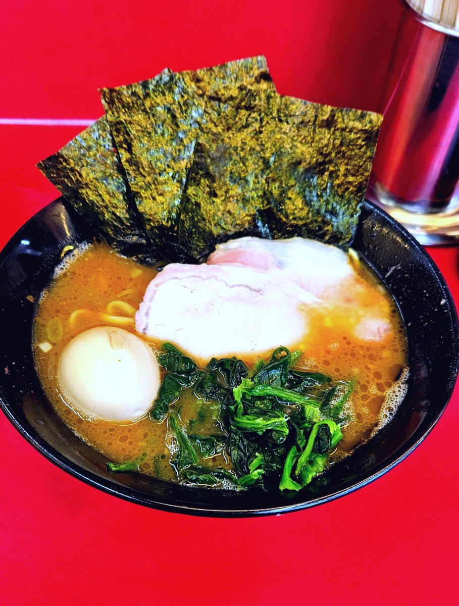 JIROshimashima's tweet photo. ♨️横浜家系ラーメン宮里家

🐔🐤味玉ラーメン1,000円
🤘カタコイ

🌊酒井製麺の逆切りと、太くて短い麺が湯の中で泳ぎ回る🏊💦

🧑‍🍳平ザルとテボの違いもDELLのか🧃

🌠『カタメ』についての追求と探求は
終わりなき旅💃💿🎵 https://t.co/N5WaDqHzEw