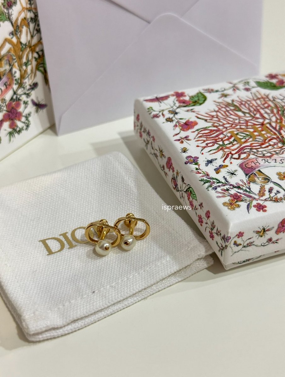 ispraews's tweet photo. แชร์ที่เรารู้บ้างน้า ใครจะไปซื้อ dior ที่ญี่ปุ่น ราคาดีมาก รอบก่อนเราไปซื้อที่ห้าง hankyu ไปเอา guest coupon ก่อน ได้ลดเพิ่ม 5% แล้วก็ได้ tax refund เกือบๆ9% สรุปรวมได้ต่างหูถูกกว่าในไทยไปเกือบ 4,000 🫶🏻 (guest coupon แนะนำให้เชคก่อนน้า บางที่ไม่มีนะคับ) https://t.co/jNbJifD6WM