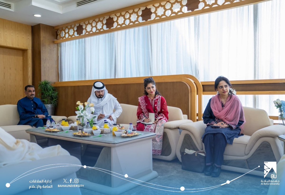BahaUniversity's tweet photo. #خبر | استقبل معالي رئيس #جامعة_الباحة أ.د. عبدالله بن يحيى الحسين، السيدة فرينه أرشد، نائب القنصل العام لجمهورية باكستان الإسلامية بجدة، والوفد المرافق لها، بحضور أصحاب السعادة وكلاء الجامعة، وجرى خلال اللقاء بحث فرص التعاون في المجالات الأكاديمية والبحثية، وتبادل الخبرات، واستعراض مجالات الشراكة في التعليم والابتكار؛ بما يعزز الحضور الدولي للجامعة ويدعم بناء برامج ومبادرات نوعية ذات اهتمام مشترك.