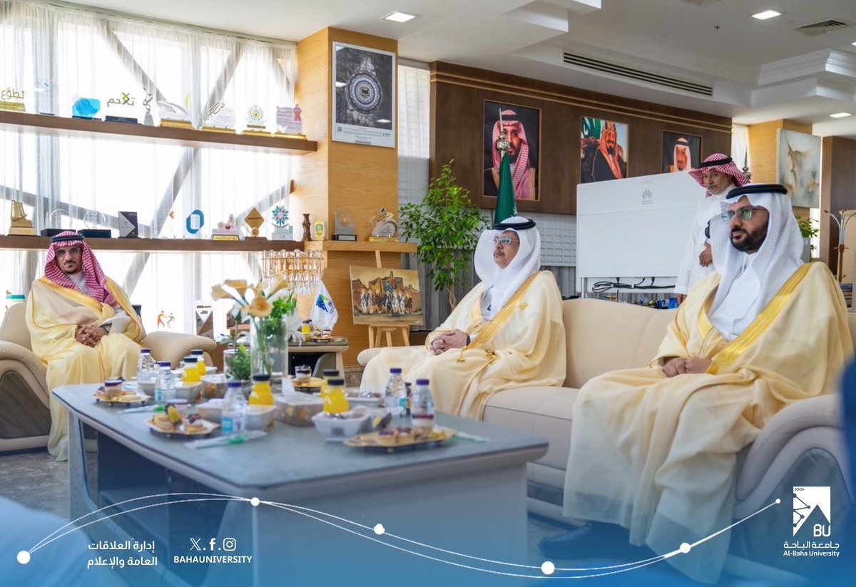 BahaUniversity's tweet photo. #خبر | استقبل معالي رئيس #جامعة_الباحة أ.د. عبدالله بن يحيى الحسين، السيدة فرينه أرشد، نائب القنصل العام لجمهورية باكستان الإسلامية بجدة، والوفد المرافق لها، بحضور أصحاب السعادة وكلاء الجامعة، وجرى خلال اللقاء بحث فرص التعاون في المجالات الأكاديمية والبحثية، وتبادل الخبرات، واستعراض مجالات الشراكة في التعليم والابتكار؛ بما يعزز الحضور الدولي للجامعة ويدعم بناء برامج ومبادرات نوعية ذات اهتمام مشترك.