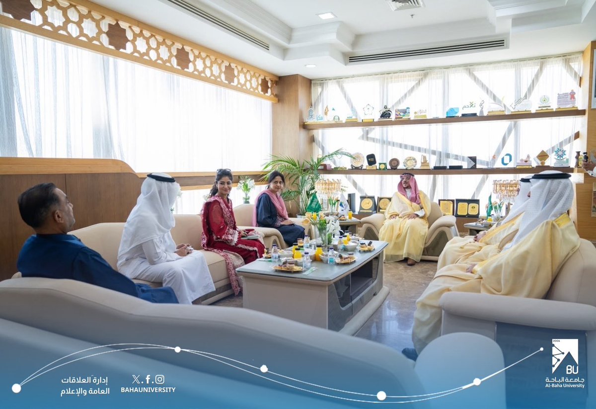 BahaUniversity's tweet photo. #خبر | استقبل معالي رئيس #جامعة_الباحة أ.د. عبدالله بن يحيى الحسين، السيدة فرينه أرشد، نائب القنصل العام لجمهورية باكستان الإسلامية بجدة، والوفد المرافق لها، بحضور أصحاب السعادة وكلاء الجامعة، وجرى خلال اللقاء بحث فرص التعاون في المجالات الأكاديمية والبحثية، وتبادل الخبرات، واستعراض مجالات الشراكة في التعليم والابتكار؛ بما يعزز الحضور الدولي للجامعة ويدعم بناء برامج ومبادرات نوعية ذات اهتمام مشترك.