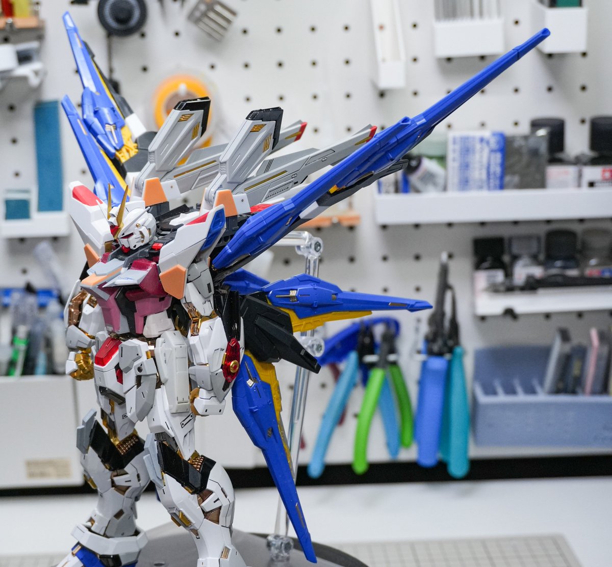 air_ship5's tweet photo. パーフェクトストライクフリーダム進捗
胸部や膝の形を変えつつバックパックの形状出し！ https://t.co/S7OX7oOEw5