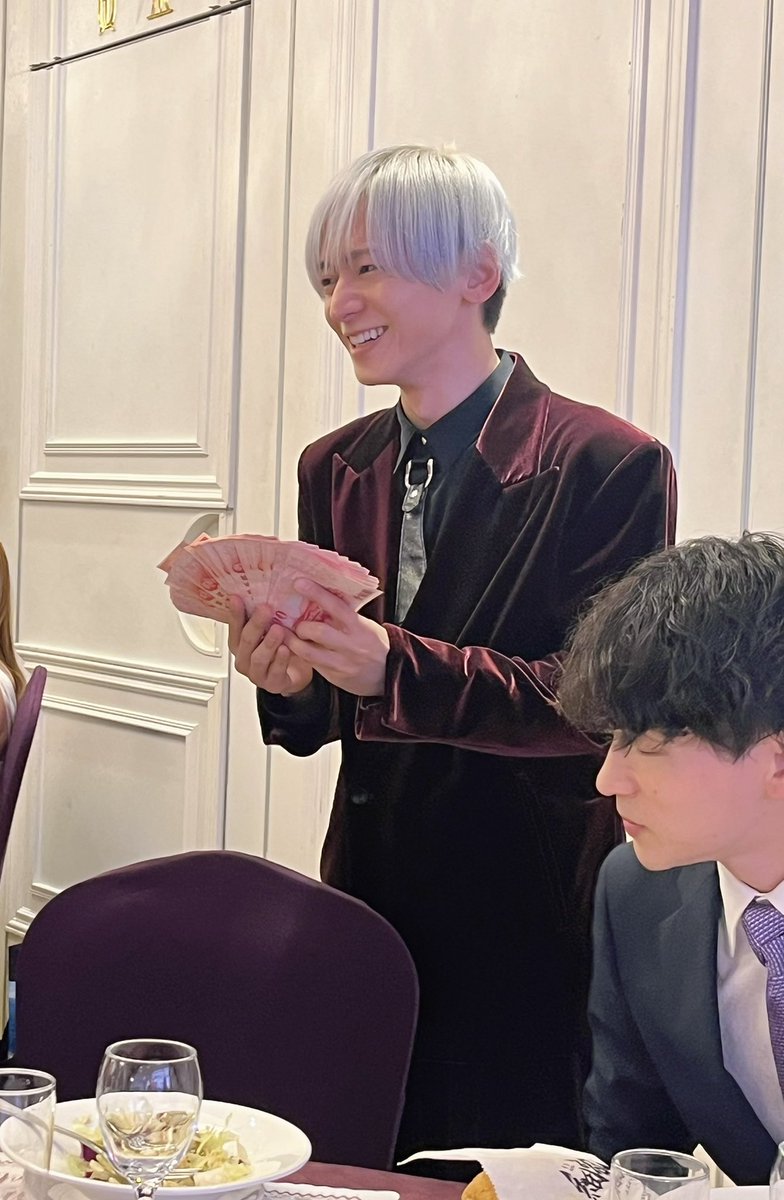 syuansyuanheyg1's tweet photo. 東雲慶生會有個環節是可以投百元鈔參加抽獎，被抽中的人可以獨得裡面所有的錢；理來一聽到男優也可以參加，馬上衝去休息室拿出一大疊超厚的百元鈔🤣🤣🤣要投進去的時候被大家抗議，他最後妥協只投五張但沒被抽中🤣🤣🤣現場還說沒有百元鈔的人可以跟他換錢，超級好笑🤣🤣🤣
@AduoEvent 
@rikumukai https://t.co/1n0cTsQCvf