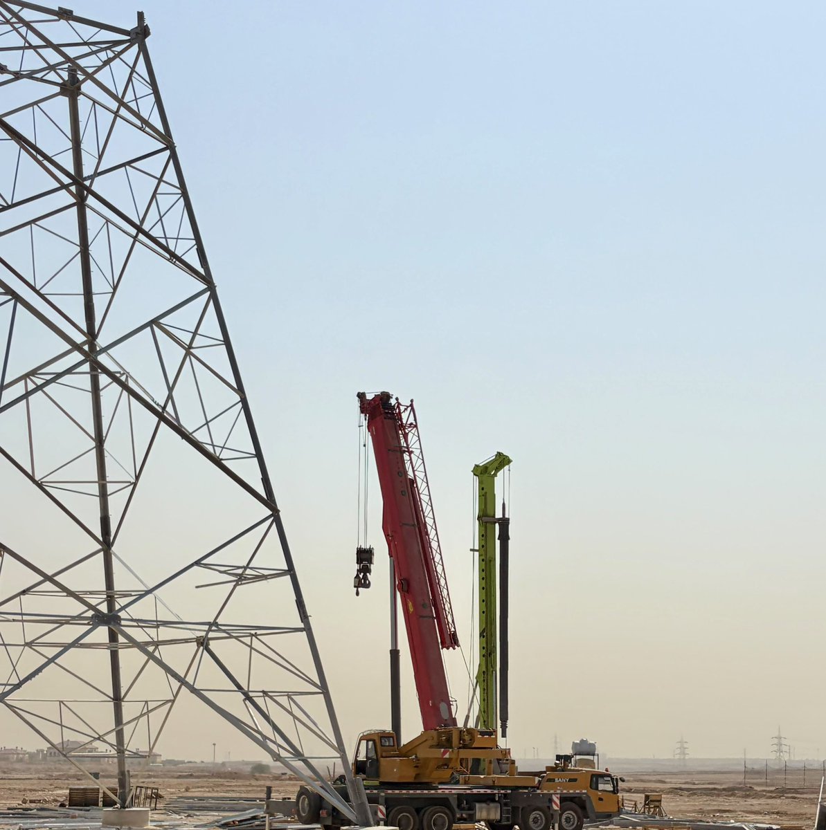 SaudiProject's tweet photo. تتواصل أعمال إزالة أبراج نقل الكهرباء وتحويل الخدمات المتعارضة مع مسار مشروع تطوير #الجسر_المعلق في الرياض، تمهيدًا لاستكمال الأعمال الإنشائية وتوسعة شبكة الطرق المحيطة بالجسر https://t.co/6bWZddS1rY
