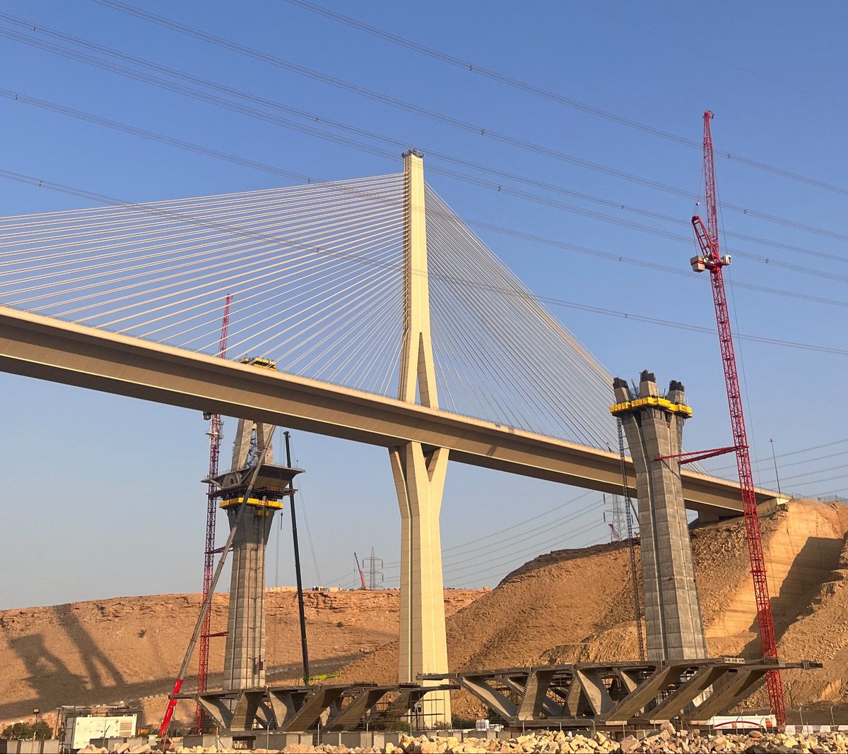 SaudiProject's tweet photo. تتواصل أعمال إزالة أبراج نقل الكهرباء وتحويل الخدمات المتعارضة مع مسار مشروع تطوير #الجسر_المعلق في الرياض، تمهيدًا لاستكمال الأعمال الإنشائية وتوسعة شبكة الطرق المحيطة بالجسر https://t.co/6bWZddS1rY
