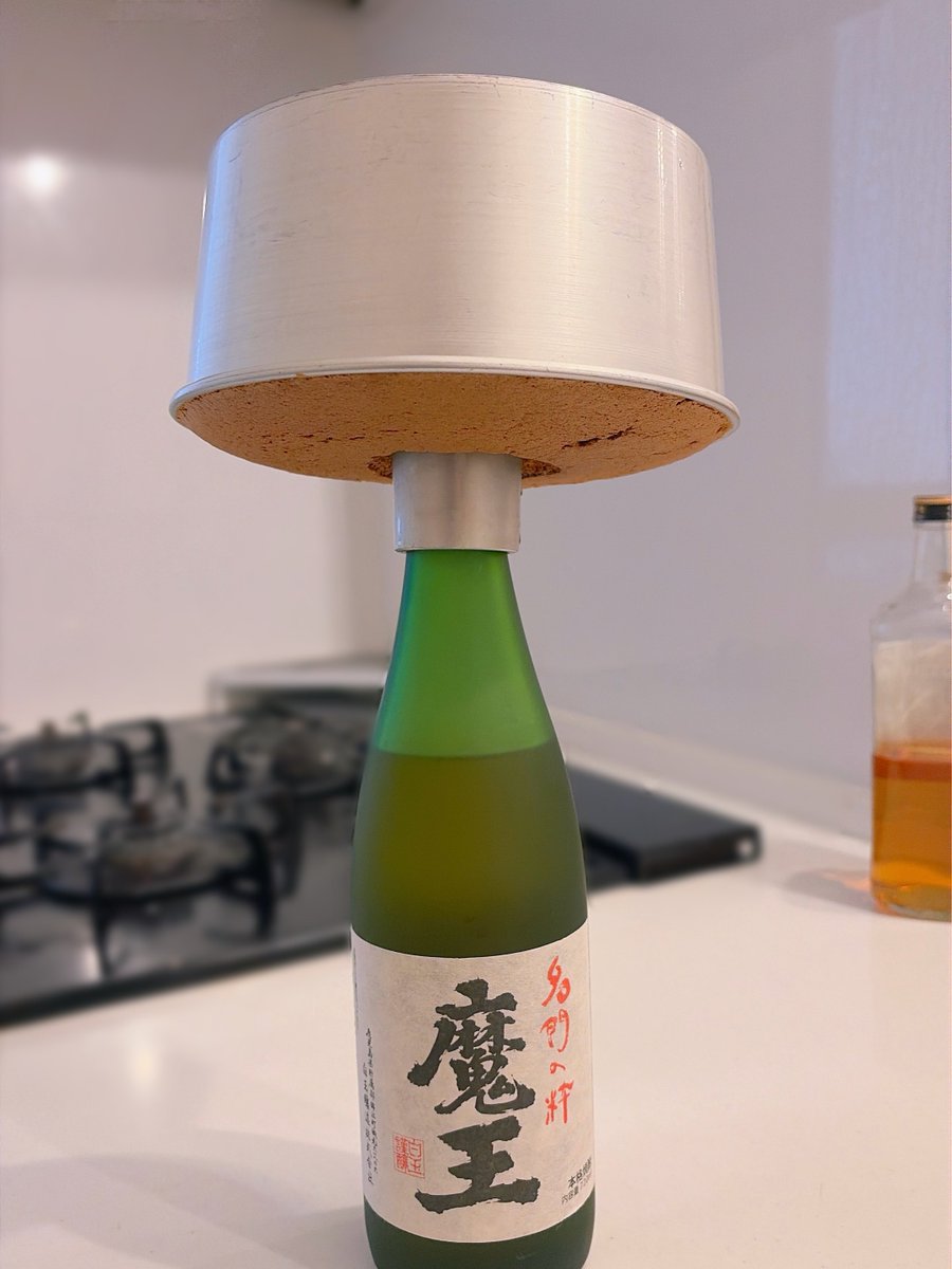 amedamacoron's tweet photo. シフォンケーキの冷まし方です https://t.co/5S99wLeTRP