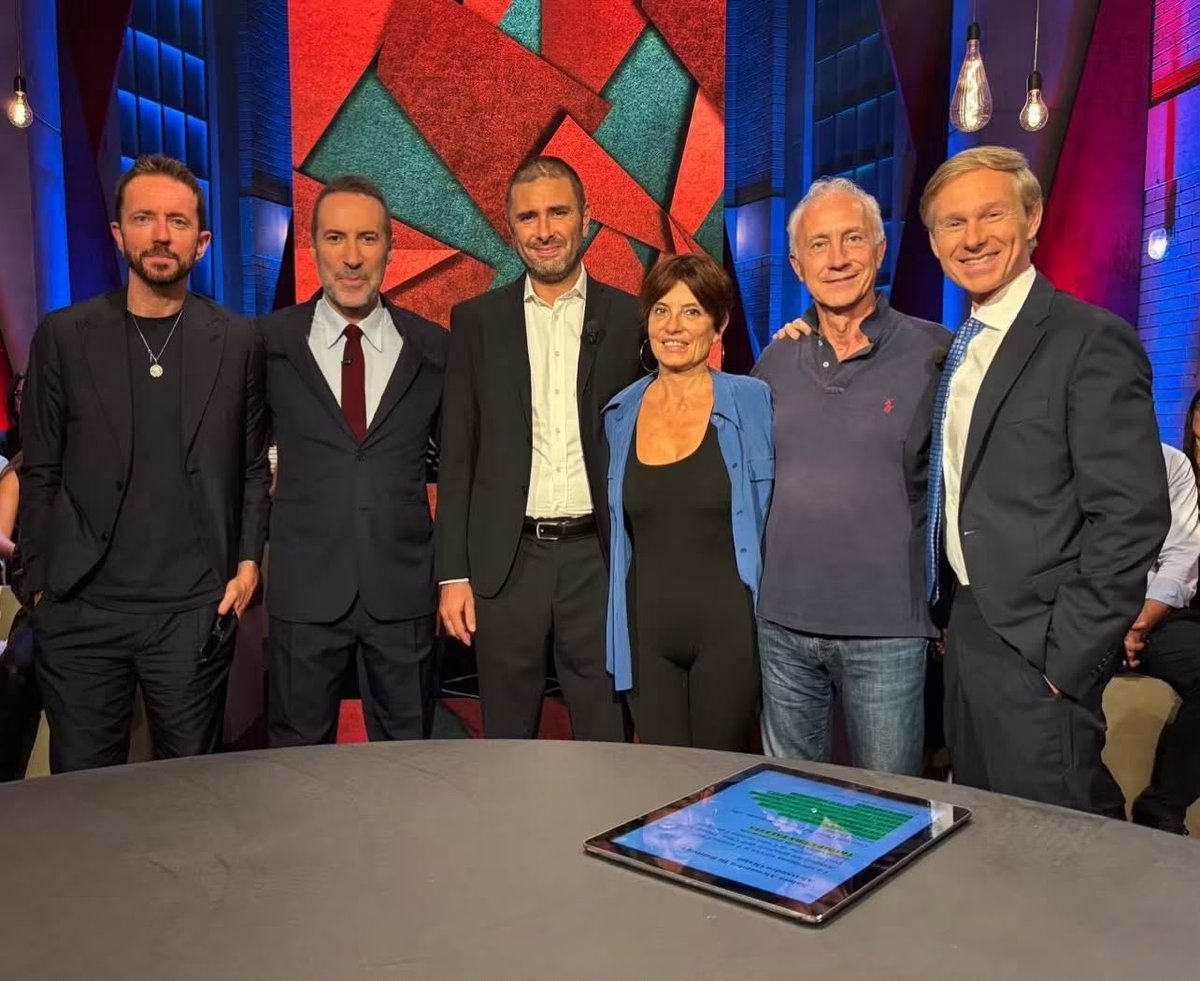 ale_dibattista's tweet photo. Ieri sono tornato in studio in TV, ad Accordi e disaccordi, e per me è una piccola grande conquista di questi tempi. 
Ho rivisto amici e compagni di battaglie.
Mi sento davvero fortunato a conoscere persone così e a far parte di questa comunità. https://t.co/thC7SSEpQ7