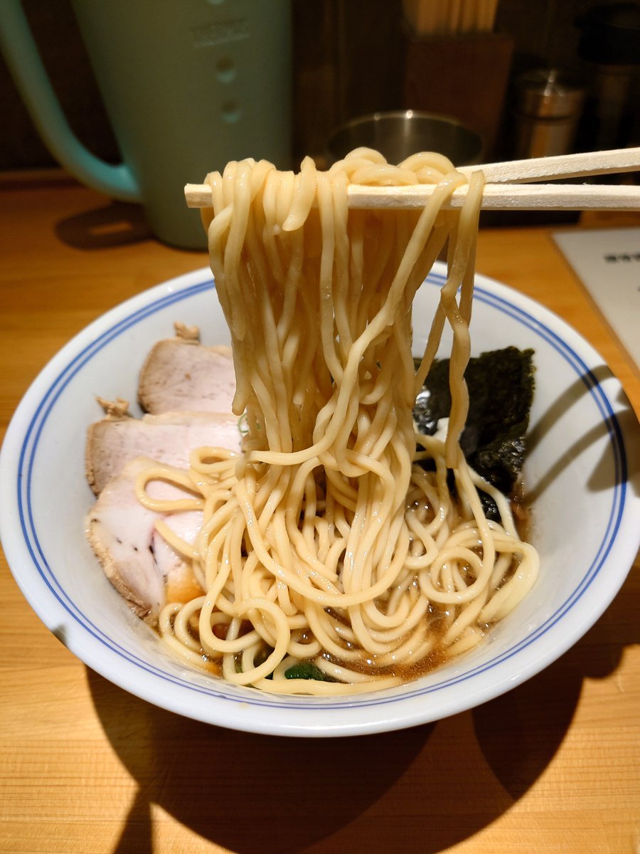 turumi_2021's tweet photo. しょうどう  らーめん

豚骨醤油ラーメン
チャーシュー(1枚)

ふわっと香るジンジャーカエシのキレ😍ムチムチの自家製麺🍜😋🤗バランス最高です🫶🫶🫶
また背脂が良き😀👍

リピ確😍🍜😋最高だわ https://t.co/48A4CpORSA