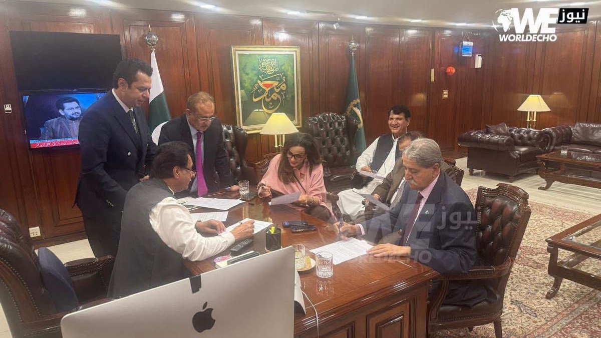 pmln_muhammad's tweet photo. The Game Changer Boss @AmirMuqamAM 🦁
At National Table of Negotiations 🇵🇰 ✍️
@MaryamNSharif 
@CMShehbaz https://t.co/McPVW6mJOp
