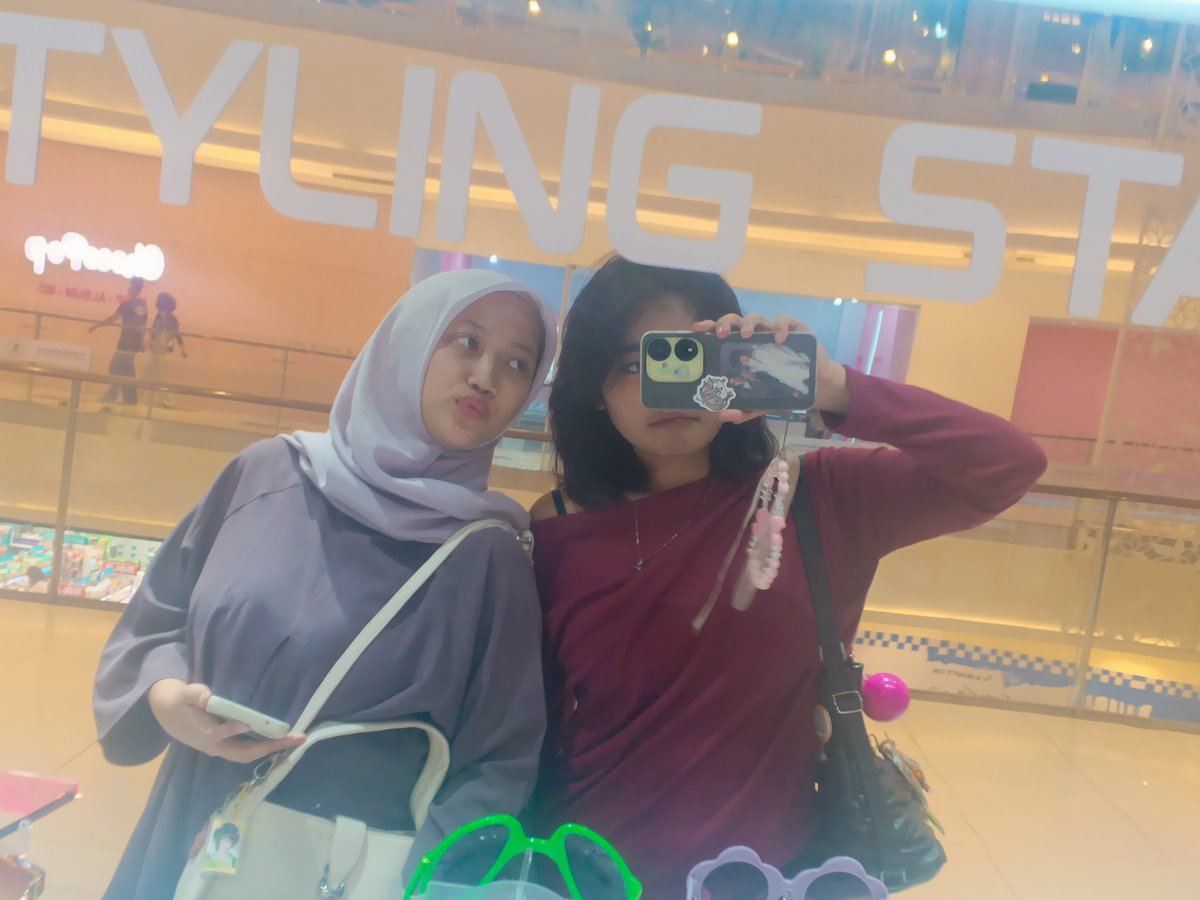 madhinea's tweet photo. WKWKW FIRST MEET BGT NI https://t.co/IkVSHeEKLa