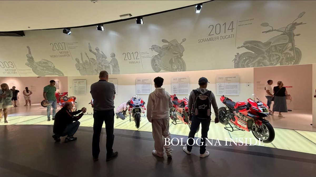bolognainside's tweet photo. Tantissima gente oggi 4 ottobre 2026 alla Ducati che apre le sue porte alla cittadinanza, ad appassionati e curiosi, offrendo la possibilità di visitare il Museo con ingresso gratuito dalle 9:00 alle 18:00, ultimo ingresso ore 17:30.
Info: https://t.co/zjyTwF9BKW
#Bologna https://t.co/y9V28GU5mh