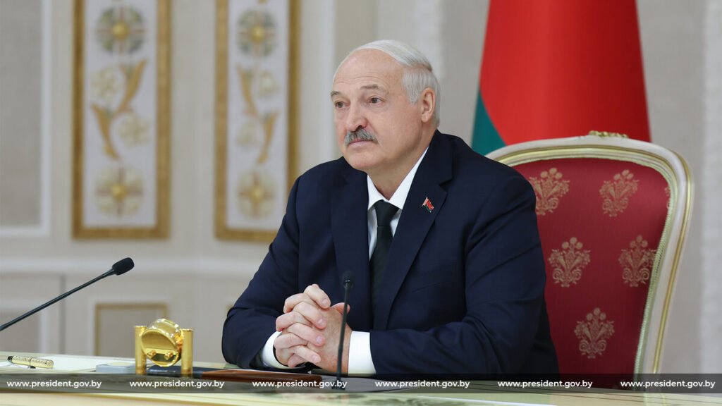 ActualidadBel's tweet photo. 👩🏼‍🏫✒️El presidente Aleksandr Lukashenko felicitó al personal docente por la fiesta profesional, el Día del Maestro. 

“Su trabajo es uno de los más difíciles y responsables, y estoy sinceramente agradecido a todos los que lo han convertido en el trabajo de toda la vida.
Hilo 👇🏼🇧🇾 https://t.co/j4uiVemsUZ