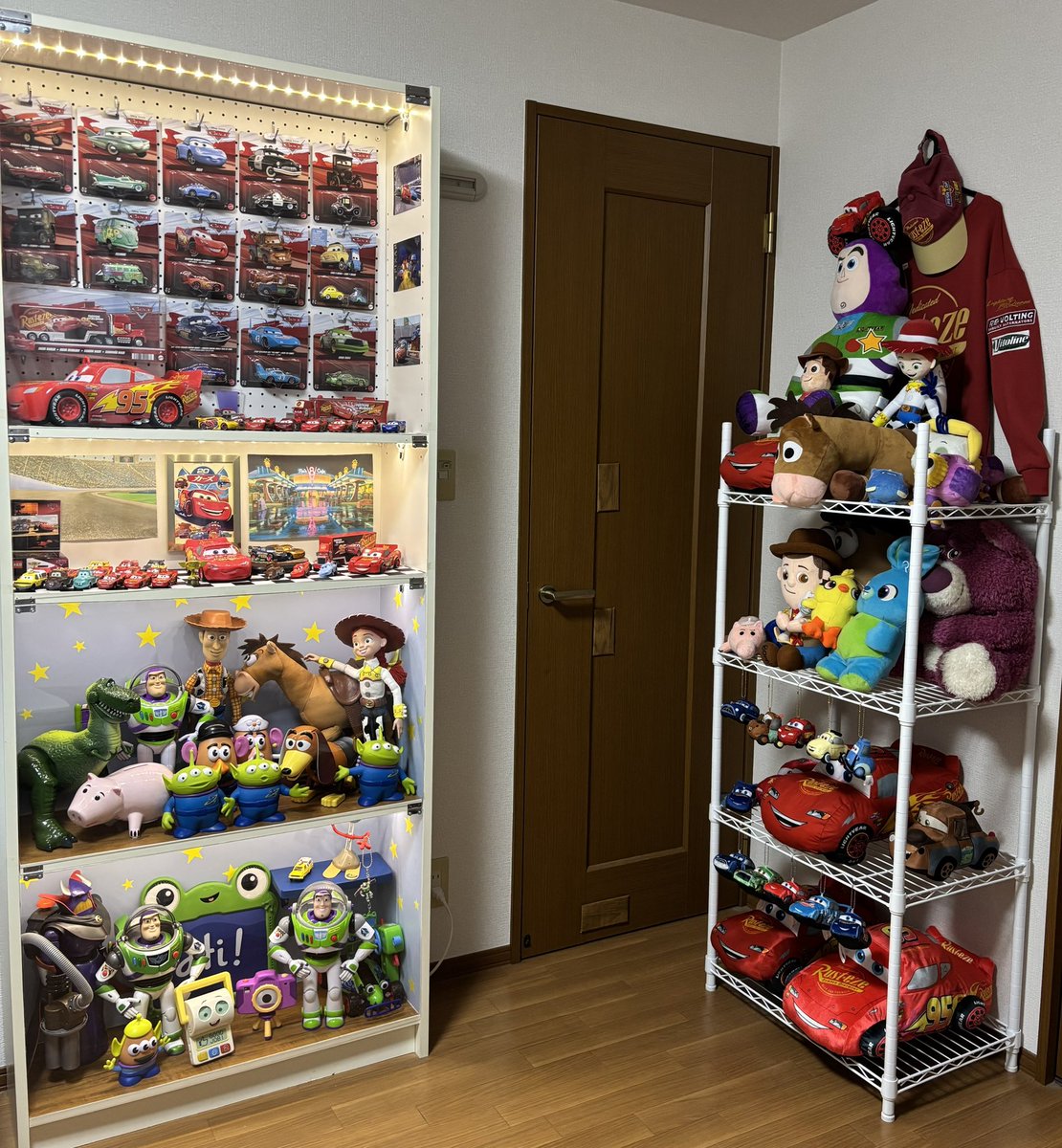 lightning____95's tweet photo. ぬいぐるみスペースを新設したのと以前作った棚を改良してアンディの部屋風の壁紙を貼ってみました！
 #カーズ #マテル #トイストーリー #趣味部屋 https://t.co/7bbuukrBDy