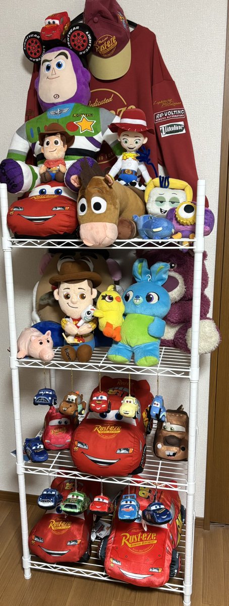 lightning____95's tweet photo. ぬいぐるみスペースを新設したのと以前作った棚を改良してアンディの部屋風の壁紙を貼ってみました！
 #カーズ #マテル #トイストーリー #趣味部屋 https://t.co/7bbuukrBDy