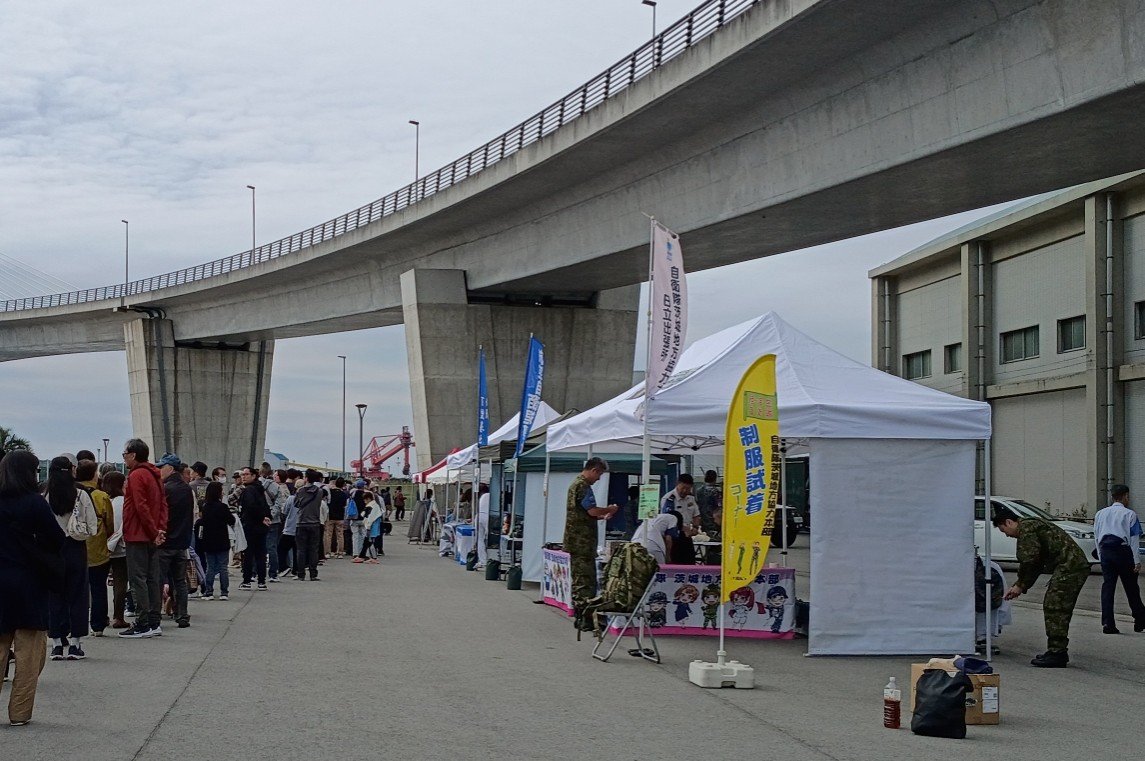 team346170530's tweet photo. 今回の護衛艦一般公開はなかなかのイベントだったようで、装備品も県内外から展開。

ブースも福島地本だけではなく、茨城地本や百里基地もあり、更に��百里基地司令もいらして下さってまして賑わってました。

特記すべきは茨城地本の広報車は、、、😂😂😂 https://t.co/gnKDcoNvW6