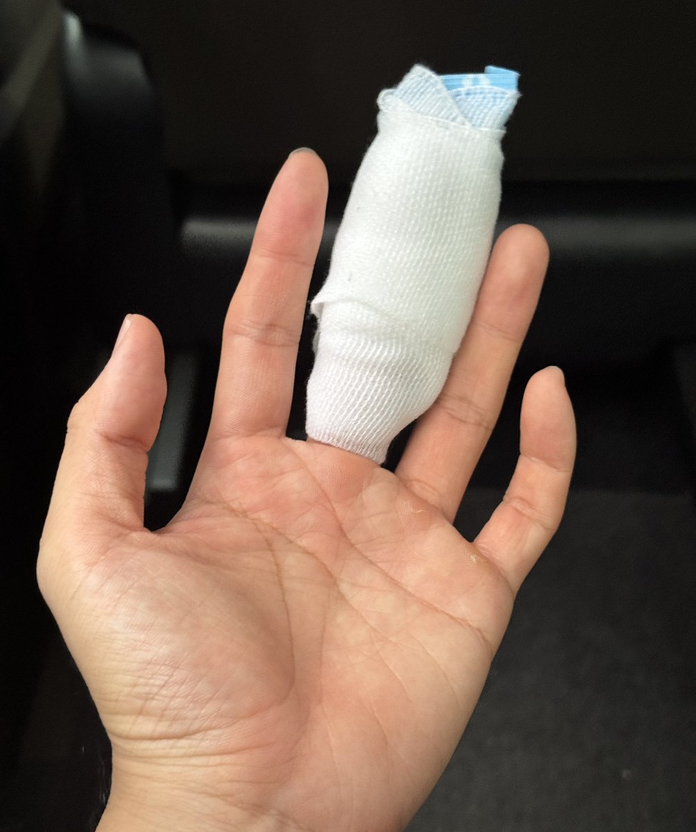 npline's tweet photo. 手の中指骨折してしまった
レントゲン撮るとき技師さんに「じゃあ次は中指以外の指を曲げましょうか。あっち側に嫌いな人がいると思って…」って言われました https://t.co/gqKfPGqoWH