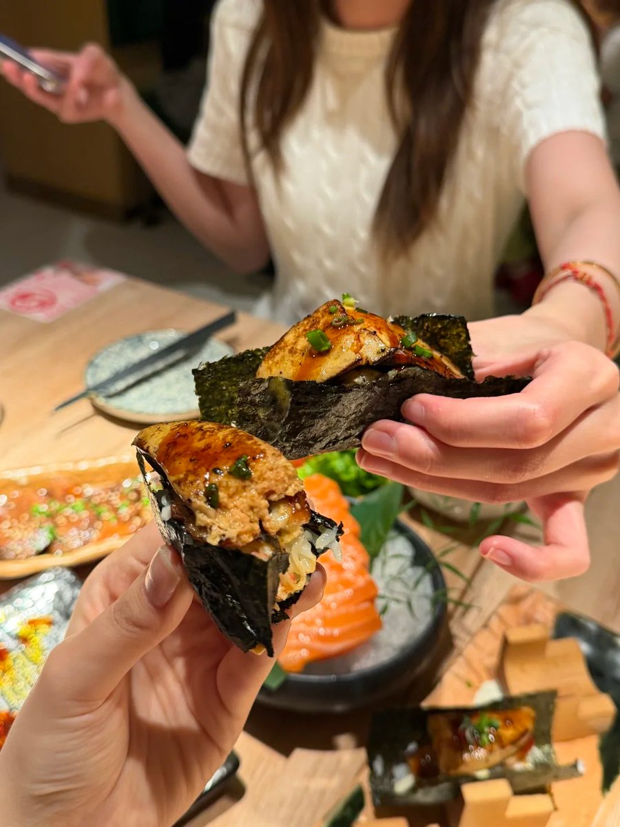 Mahipal86309954's tweet photo. 你们吃过了吗，周末和朋友在外吃 芒果三文鱼寿司有小小惊艳到 其它都一般般…吃到最后满脑子都是好腻好腻 https://t.co/iAXshkyzh7