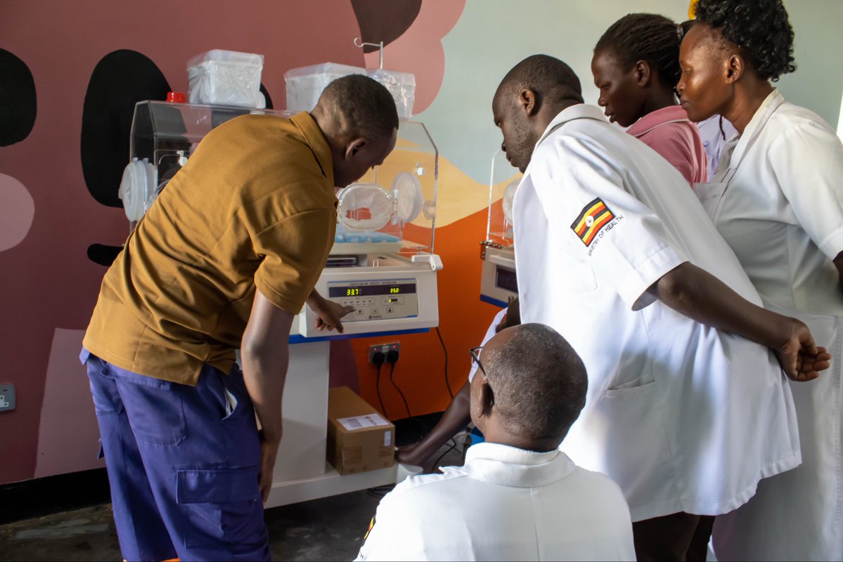 Bulamu_official's tweet photo. There’s more to new equipment than plugging it in. 👶🏾

As we get neonatal equipment into public health facilities, we’re training health workers hands-on too, so they can use these tools confidently in everyday newborn care.

#BulamuCares #BulamuHealthcare #NewbornHealth https://t.co/IKSTerNBmn