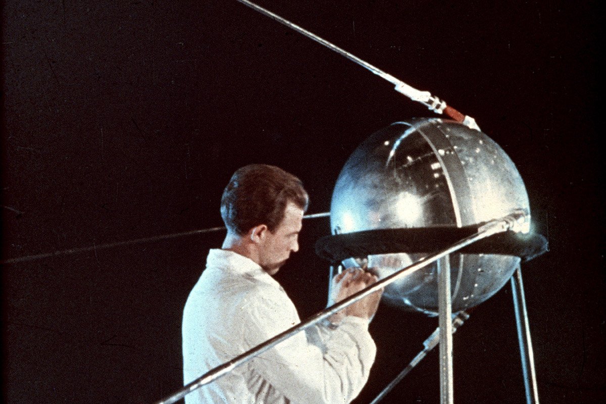 estelsiplanetes's tweet photo. Tal dia com avui, fa 69 anys, es va enlairar el primer satèl·lit de la història, l'Sputnik 1, que demostrava el lideratge soviètic a l'espai (un domini que va continuar durant anys). https://t.co/Dax45VBA0O