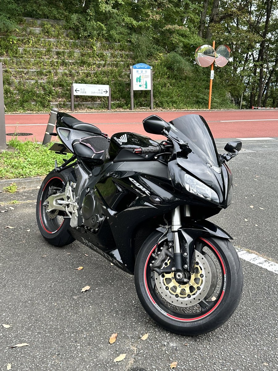watakoopa's tweet photo. 皆様お久しぶりですー！
近くに走る知り合いもいないので、中々乗るのが遠のく中、タイヤ交換後の皮剥きソロツーしてきましたヾ(*´▽｀*)ﾉ

車も多くそんなに皮剥ける程、倒せなかったですが、音楽聴いてのんびりバイクに乗るのはいいもんです( *´艸｀)

オガワソフト濃厚🐮 https://t.co/uoMq85abdU