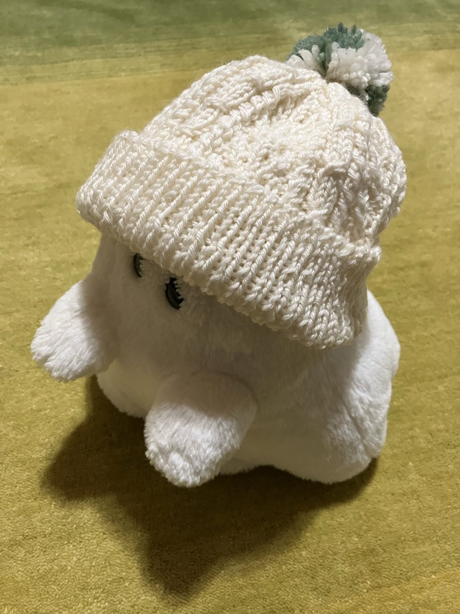 plejaden4's tweet photo. 赤ちゃん用の帽子　伸縮性を持たせるのには棒針が良いのにネットで検索するとだいたいかぎ針なのは何故なんだぜ
適当に編んだけど複雑なアラン模様を選んで後から後悔するの辞めたい… https://t.co/IM8ABx3xb7