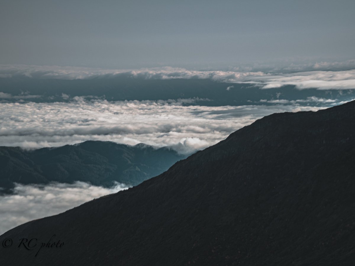suguru_frames's tweet photo. 石の道と、その先の稜線。🏔️
①18mm／F4／1/100秒／ISO100
――――
An 18mm view of the trail on Mt. Chokai, October 2025.
#鳥海山 https://t.co/B0oADoqtlQ