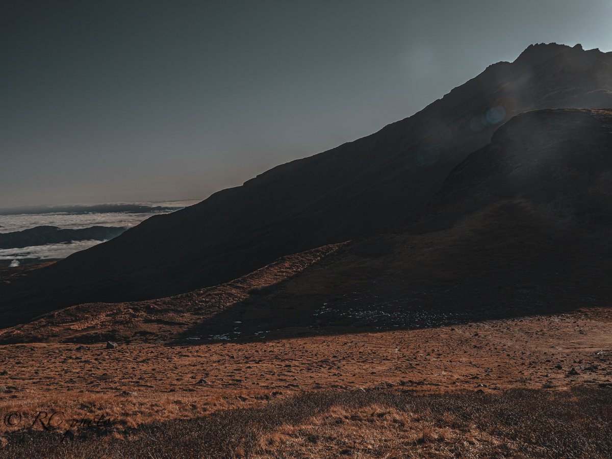suguru_frames's tweet photo. 石の道と、その先の稜線。🏔️
①18mm／F4／1/100秒／ISO100
――――
An 18mm view of the trail on Mt. Chokai, October 2025.
#鳥海山 https://t.co/B0oADoqtlQ