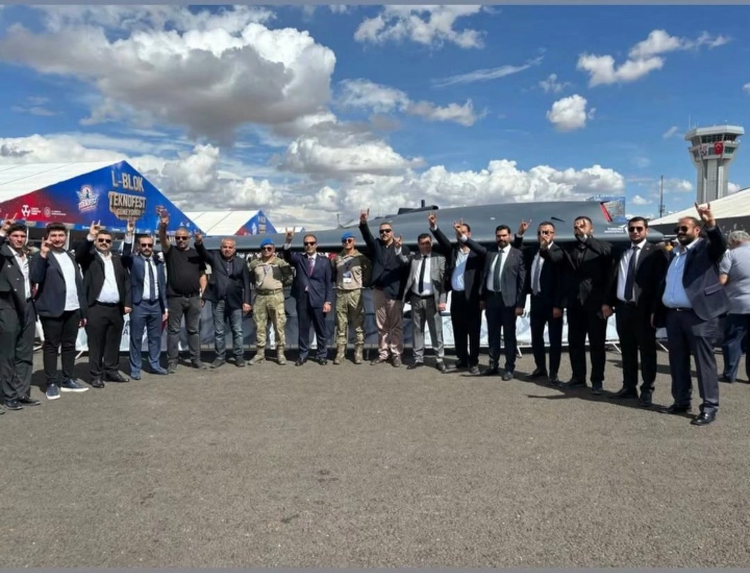 Sanliurfa_MHP's tweet photo. Cumhurbaşkanımız Sayın Recep Tayyip Erdoğan’ı; İl Başkanımız Sayın Ecz. Osman Mutlu, Haliliye İlçe Başkanımız Sayın Yusuf Aydoğdu, Karaköprü İlçe Başkanımız Sayın Mehmet Murat Topal, Eyyübiye İlçe Başkanımız Sayın Hacı Keser ve il ve ilçe yönetimimiz ile birlikte, Peygamberler Şehri Şanlıurfa’mızda karşıladı.

Akabinde, Şanlıurfa’mızın sağlık altyapısını güçlendirecek, hemşehrilerimizin sağlık hizmetlerine erişimini daha ileri seviyelere taşıyacak Şanlıurfa Şehir Hastanemizin açılış programına iştirak ettik.

Şehrimize kazandırılan bu kıymetli sağlık yatırımının; aziz hemşehrilerimize, Şanlıurfa’mıza ve ülkemize hayırlı, uğurlu ve bereketli olmasını diliyoruz.

Milletimizin huzur ve refahına hizmet eden her yatırımın, Türkiye’mizin güçlü yarınlarına atılmış müstesna bir adım olduğuna inanıyoruz.

@dbdevletbahceli 
@MHP_Bilgi 
@eczosmanmutlu