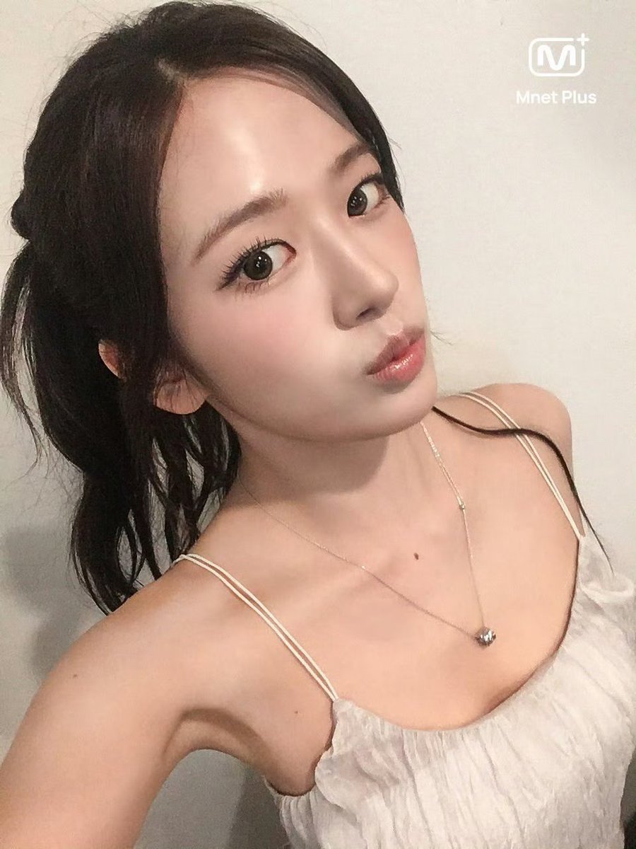 Yujinan391's tweet photo. 平时舞台上面好有气势，今次喺巴黎就见到宥真温柔又贵气嘅一面。
 
YUJIN AT LACOSTESS27 PFW
#YUJINxLacoste
#ANYUJIN
#LacosteSS27 https://t.co/jvNHLCtD32