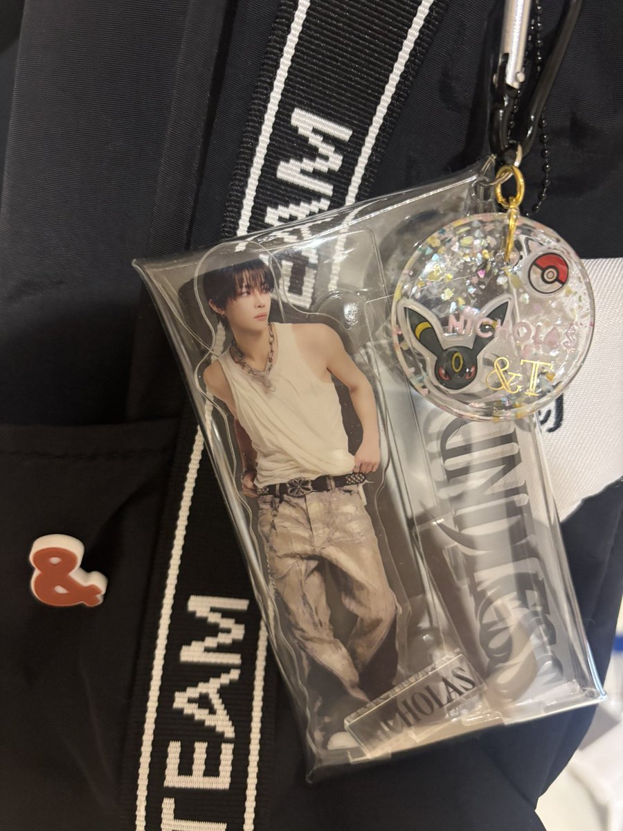 yukiminnieeee's tweet photo. ニコラスのアクスタ持ち歩き用に！
ポケモンのプチドロが可愛すぎて買ったんだけど、何となくブラッキーがニコっぽかったのでレジンでデコってみた！🫶🖤

かわいい！ https://t.co/aBSSxD0MkO
