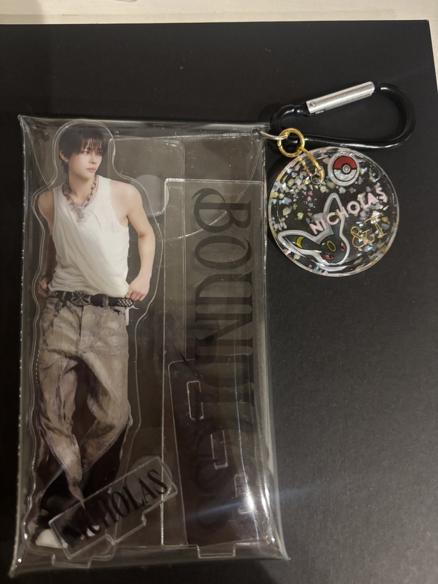 yukiminnieeee's tweet photo. ニコラスのアクスタ持ち歩き用に！
ポケモンのプチドロが可愛すぎて買ったんだけど、何となくブラッキーがニコっぽかったのでレジンでデコってみた！🫶🖤

かわいい！ https://t.co/aBSSxD0MkO