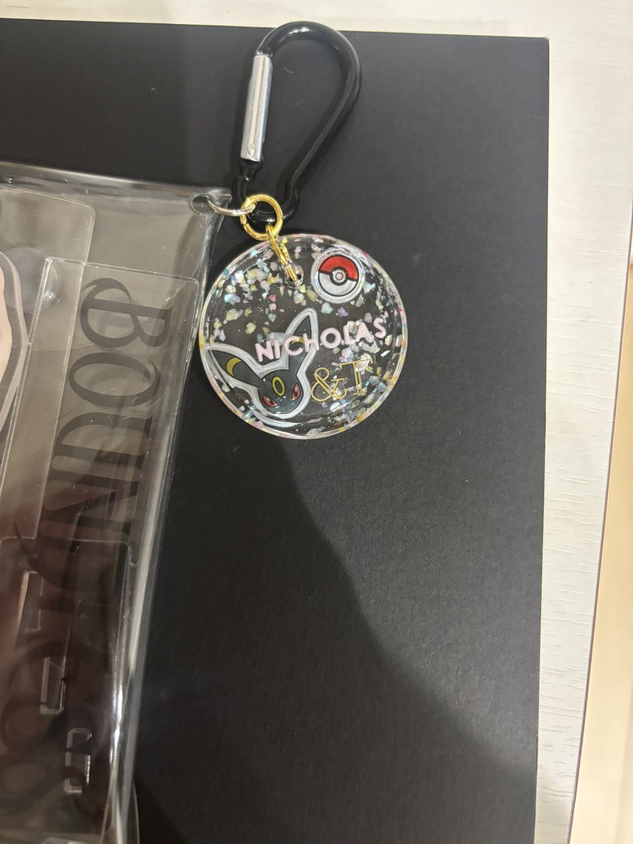 yukiminnieeee's tweet photo. ニコラスのアクスタ持ち歩き用に！
ポケモンのプチドロが可愛すぎて買ったんだけど、何となくブラッキーがニコっぽかったのでレジンでデコってみた！🫶🖤

かわいい！ https://t.co/aBSSxD0MkO