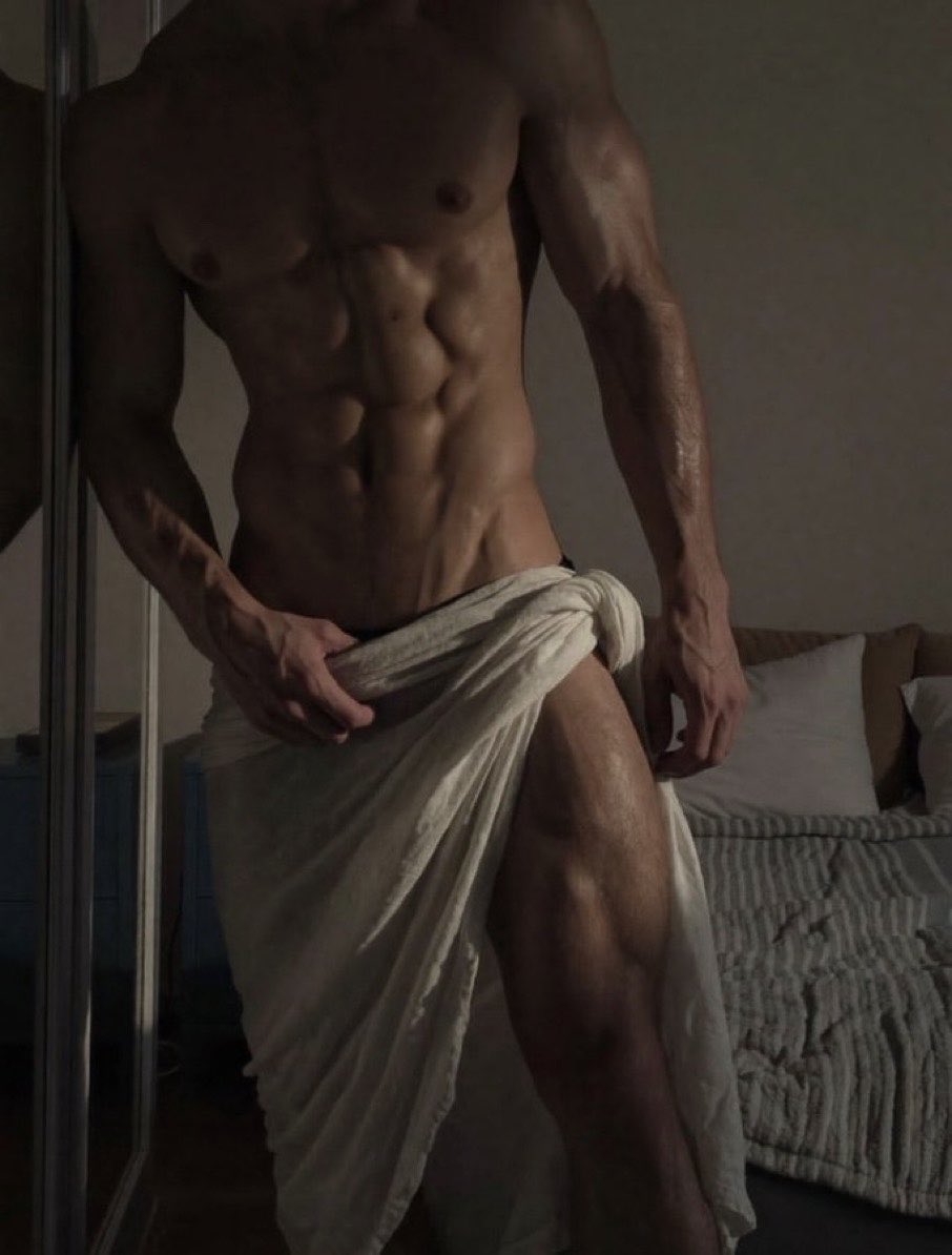 CMan0FTomorrow's tweet photo. Statuesque.

#seductivesunday https://t.co/jdaZlE7wEp