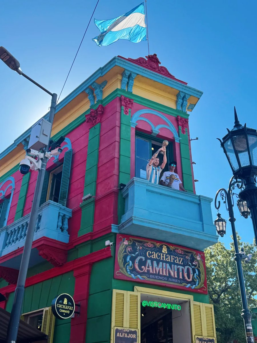 ArvillaMmzqs's tweet photo. Hoy recorrí las calles de barrio La Boca en Buenos Aires, tomé un café con medialunas y guardé el recuerdo en mi teléfono . https://t.co/YP6P8Gh4JZ