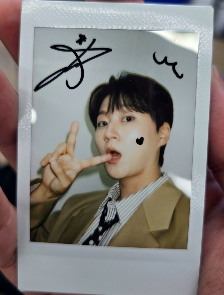 Fore_ffore's tweet photo. 261002 뮤직아트 Sweet Escape 팬사인회

-

드뎌 나도 싸인폴라가😭😭
셀카장인 조밍규 

-

#조민규 #CHOMINGYU https://t.co/LJPol1vSt2