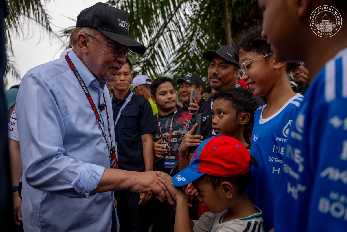 anwaribrahim's tweet photo. Sempat mengadakan tinjauan di G Hillstand, Litar Antarabangsa Sepang yang menempatkan sebahagian besar pemegang tiket MADANI, sambil menyantuni peminat Formula 1 (F1) yang hadir.

Meriah suasana di sini, dengan pemandangan litar yang menarik serta Karnival Litar Rasa MADANI yang menghimpunkan kira-kira 40 peniaga tempatan menawarkan pelbagai makanan dan minuman, termasuk snek dan makanan ringan.

Sambil menikmati perlumbaan di litar, bolehlah menjamu selera dan menyokong peniaga kita!

Penghargaan kepada Kementerian Pembangunan Usahawan dan Koperasi (KUSKOP), Kementerian Belia dan Sukan (KBS) serta semua agensi yang terlibat dalam menjayakan karnival ini, sekali gus memastikan kemeriahan F1 turut membawa limpahan rezeki buat peniaga tempatan.

#MalaysiaMADANI
#YakinMADANI
#EkonomiMADANI
#F1