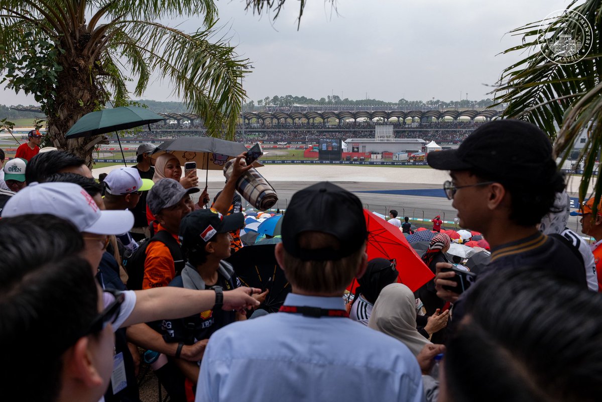 anwaribrahim's tweet photo. Sempat mengadakan tinjauan di G Hillstand, Litar Antarabangsa Sepang yang menempatkan sebahagian besar pemegang tiket MADANI, sambil menyantuni peminat Formula 1 (F1) yang hadir.

Meriah suasana di sini, dengan pemandangan litar yang menarik serta Karnival Litar Rasa MADANI yang menghimpunkan kira-kira 40 peniaga tempatan menawarkan pelbagai makanan dan minuman, termasuk snek dan makanan ringan.

Sambil menikmati perlumbaan di litar, bolehlah menjamu selera dan menyokong peniaga kita!

Penghargaan kepada Kementerian Pembangunan Usahawan dan Koperasi (KUSKOP), Kementerian Belia dan Sukan (KBS) serta semua agensi yang terlibat dalam menjayakan karnival ini, sekali gus memastikan kemeriahan F1 turut membawa limpahan rezeki buat peniaga tempatan.

#MalaysiaMADANI
#YakinMADANI
#EkonomiMADANI
#F1