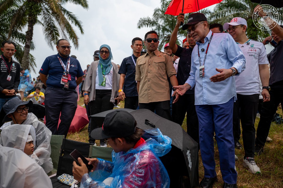 anwaribrahim's tweet photo. Sempat mengadakan tinjauan di G Hillstand, Litar Antarabangsa Sepang yang menempatkan sebahagian besar pemegang tiket MADANI, sambil menyantuni peminat Formula 1 (F1) yang hadir.

Meriah suasana di sini, dengan pemandangan litar yang menarik serta Karnival Litar Rasa MADANI yang menghimpunkan kira-kira 40 peniaga tempatan menawarkan pelbagai makanan dan minuman, termasuk snek dan makanan ringan.

Sambil menikmati perlumbaan di litar, bolehlah menjamu selera dan menyokong peniaga kita!

Penghargaan kepada Kementerian Pembangunan Usahawan dan Koperasi (KUSKOP), Kementerian Belia dan Sukan (KBS) serta semua agensi yang terlibat dalam menjayakan karnival ini, sekali gus memastikan kemeriahan F1 turut membawa limpahan rezeki buat peniaga tempatan.

#MalaysiaMADANI
#YakinMADANI
#EkonomiMADANI
#F1