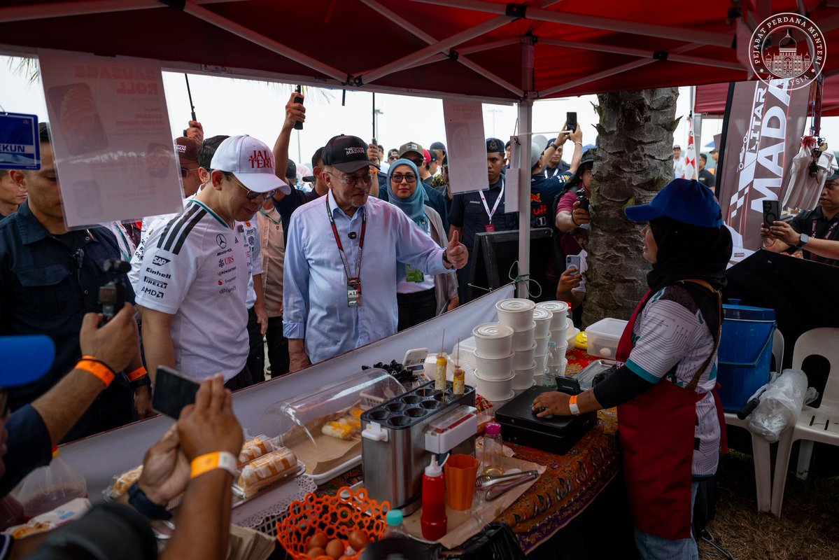 anwaribrahim's tweet photo. Sempat mengadakan tinjauan di G Hillstand, Litar Antarabangsa Sepang yang menempatkan sebahagian besar pemegang tiket MADANI, sambil menyantuni peminat Formula 1 (F1) yang hadir.

Meriah suasana di sini, dengan pemandangan litar yang menarik serta Karnival Litar Rasa MADANI yang menghimpunkan kira-kira 40 peniaga tempatan menawarkan pelbagai makanan dan minuman, termasuk snek dan makanan ringan.

Sambil menikmati perlumbaan di litar, bolehlah menjamu selera dan menyokong peniaga kita!

Penghargaan kepada Kementerian Pembangunan Usahawan dan Koperasi (KUSKOP), Kementerian Belia dan Sukan (KBS) serta semua agensi yang terlibat dalam menjayakan karnival ini, sekali gus memastikan kemeriahan F1 turut membawa limpahan rezeki buat peniaga tempatan.

#MalaysiaMADANI
#YakinMADANI
#EkonomiMADANI
#F1