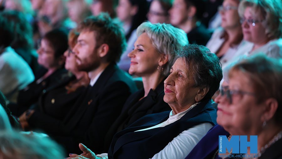 ActualidadBel's tweet photo. 👩🏼‍🏫En el Palacio de la República se celebró una reunión solemne por el Día del Maestro.

El evento principal de la noche festiva fue el resumen de los resultados del concurso "Maestro del año de la República de Belarús-2026". 
Hilo 👇🏼🇧🇾 https://t.co/8j8AxDSjtq