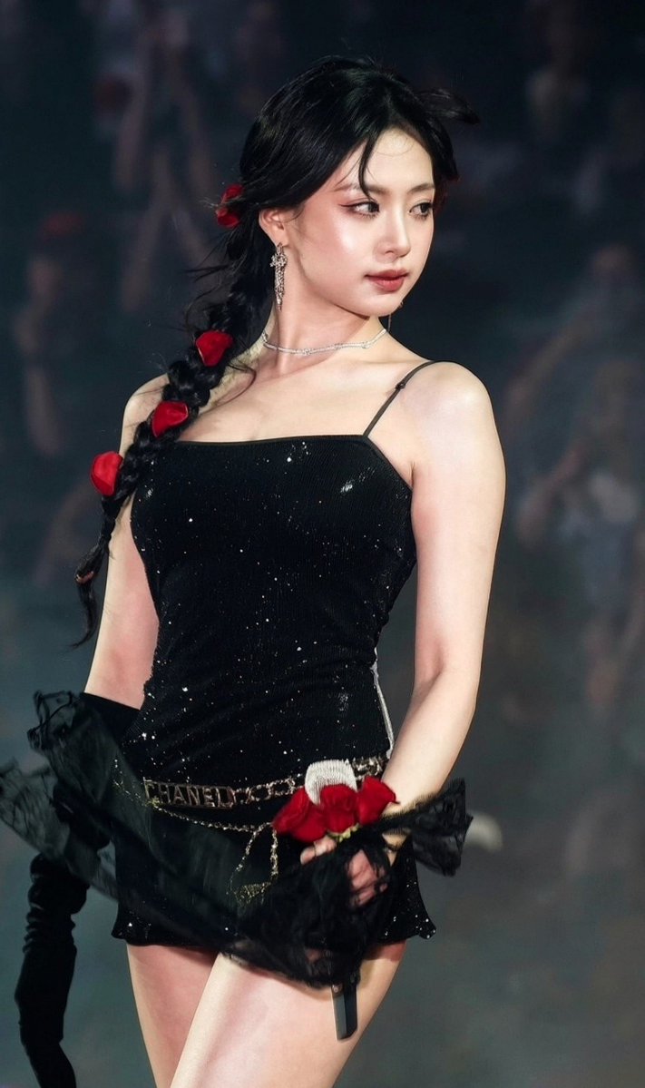 flutteryeon's tweet photo. thankyou haters for the “Chinese doll” nickname. 
we love it so much. 🤭 #ahyeon https://t.co/YnArBn8xVh