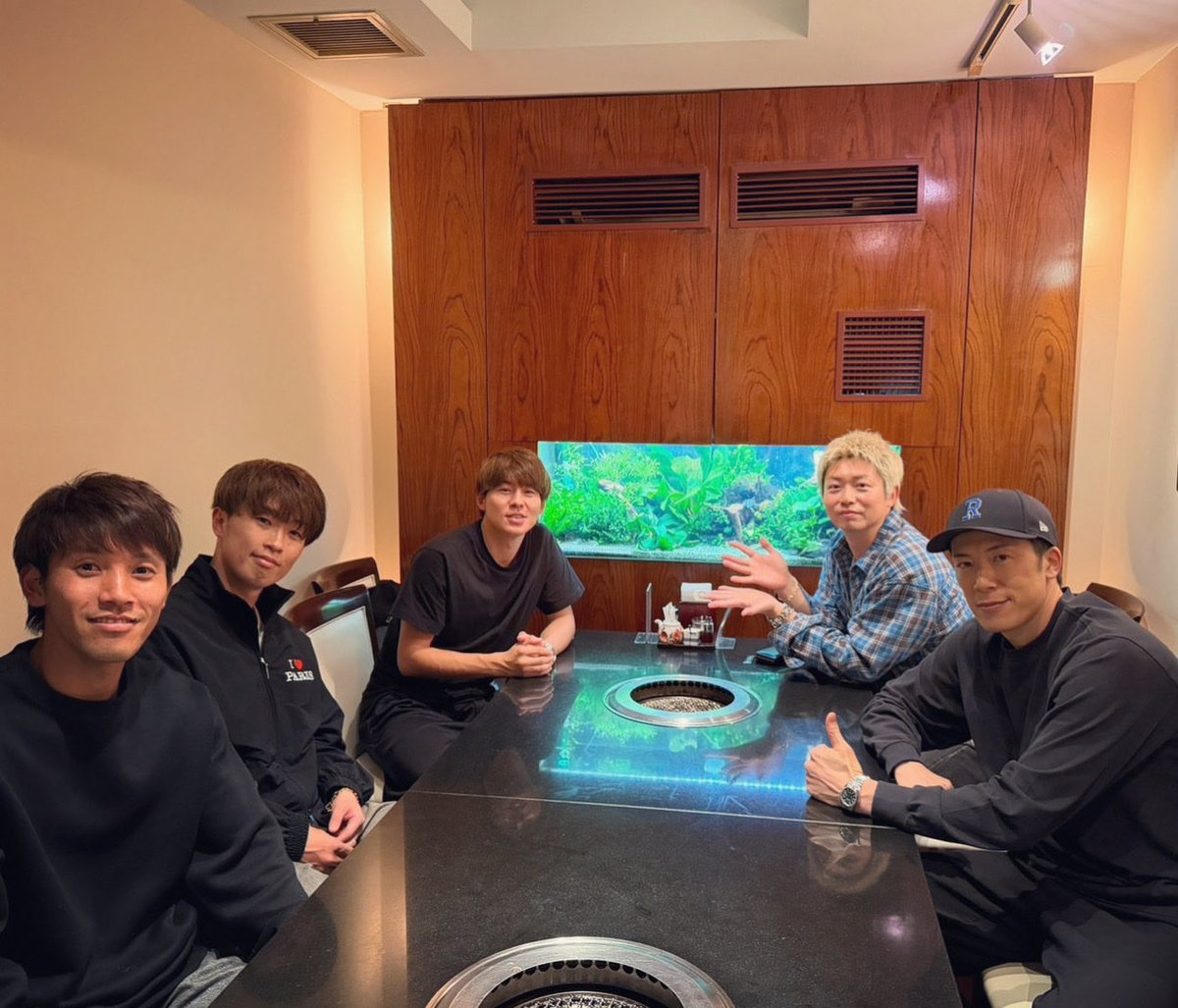Ryohei_h11's tweet photo. サッカー談義⚽️🍽️
スーパーな中盤3人😊 https://t.co/kYxznVsDn1