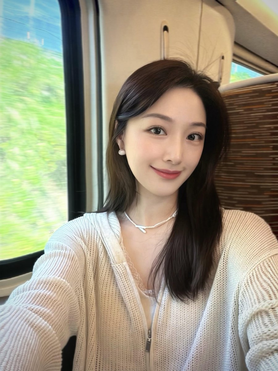 eemn77's tweet photo. 返程途中，属于我的国庆假期就这么结束了，下一次过节应该是元旦了，希望那个时候我不再这么孤单... https://t.co/XXRbvM9Eme